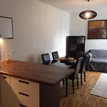 Cosy & Comfy - 20M From Riverbank